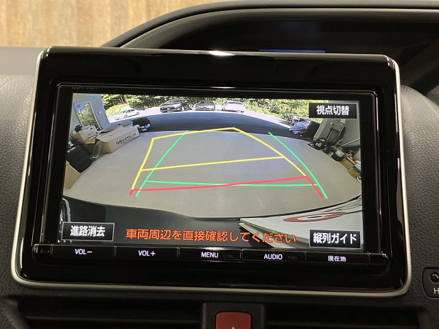 駐車時に後方がリアルタイム映像で確認できます。大型商業施設や立体駐車場での駐車時、夜間のバック時に大活躍です！運転スキルに関わらず、今や必須となった装備のひとつ！