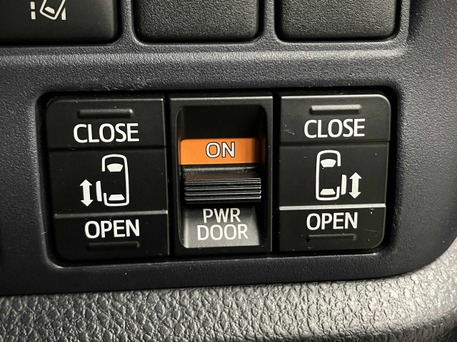 スマートキーや運転席のスイッチで後席両側スライドドアの開閉が可能♪小さいお子様やご年配の方も、簡単にスライドドアが開閉できます。小さいお子様にはチャイルドロックがあるのでご安心を・・。