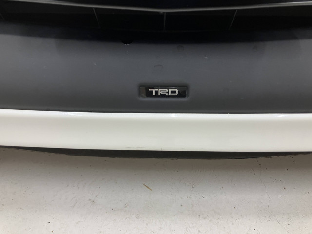 人気のＴＲＤエアロを装備！クルマの外観がスタイリッシュに！存在感あり、価値ある人気の装備です！