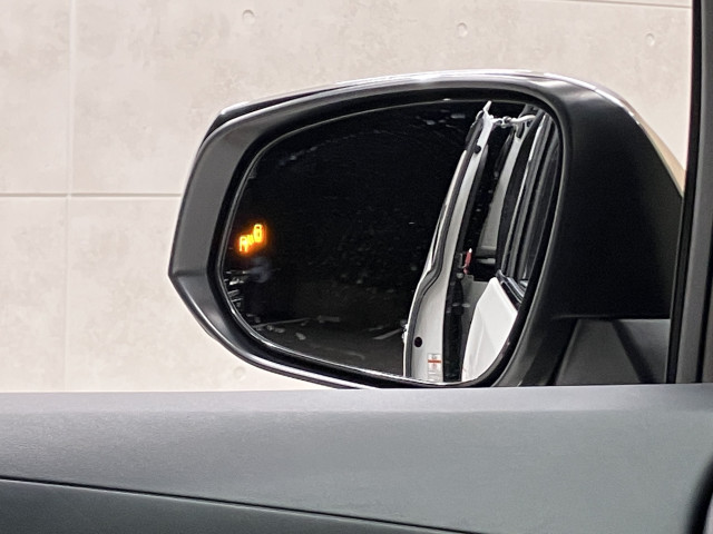 後方から車両が接近してくるとマークが光って報せてくれるので安心♪