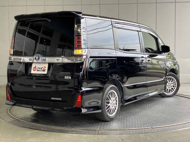 トヨタ ヴォクシー 1.8 ハイブリッド ZS 煌Ⅲの中古車