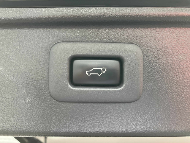 【パワーバックドア】車の中からも、外からも、スマートキーからでも、自動でリアゲートが開閉！荷物を持っている時やお子様を抱っこしている時もとっても便利な機能です！