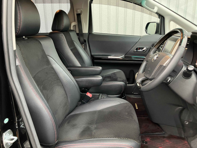 運転席シート廻りです。使用感も少なく、良好な状態です。