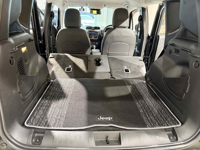 ジープ レネゲード リミテッドの中古車