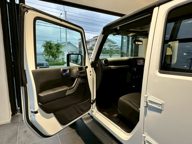 ジープ ラングラー アンリミテッド スポーツ 4WDの中古車