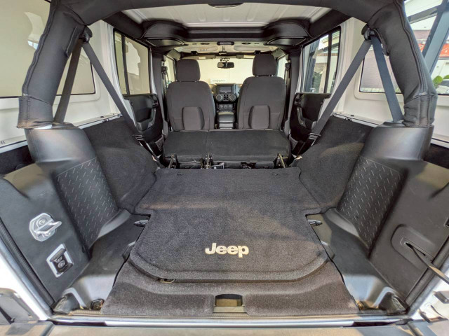 ジープ ラングラー アンリミテッド スポーツ 4WDの中古車