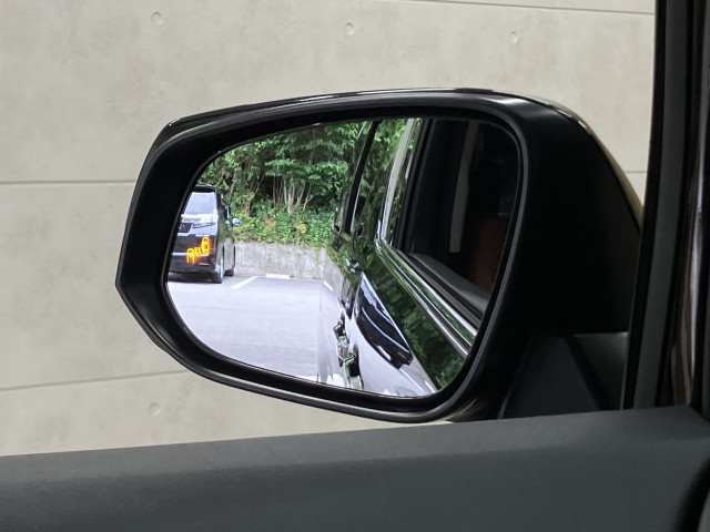 後方から車両が接近してくるとマークが光って報せてくれるので安心♪