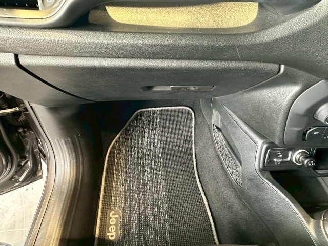 ジープ レネゲード リミテッドの中古車