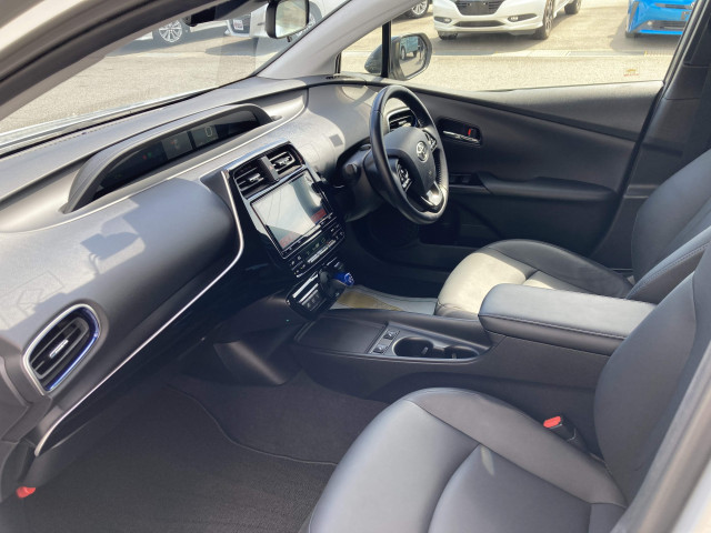 トヨタ プリウス 1.8 S ツーリングセレクションの中古車