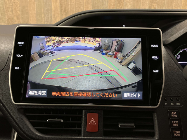 駐車時に後方がリアルタイム映像で確認できます。大型商業施設や立体駐車場での駐車時、夜間のバック時に大活躍です！運転スキルに関わらず、今や必須となった装備のひとつ！