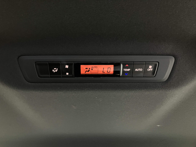 後部座席もオートエアコンが付いているので同乗者の方も快適に過ごせます！ご家族での旅行などにも便利です♪