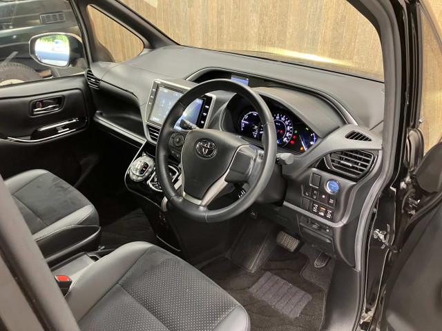 トヨタ ヴォクシー 1.8 ハイブリッド ZS 煌Ⅲの中古車