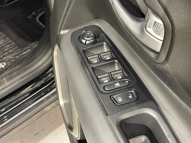 ジープ レネゲード リミテッドの中古車
