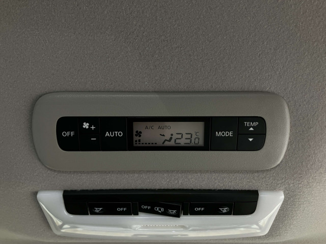 後部座席もオートエアコンが付いているので同乗者の方も快適に過ごせます！ご家族での旅行などにも便利です♪
