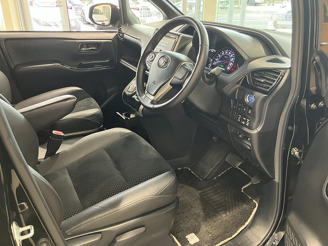 トヨタ ヴォクシー 1.8 ハイブリッド ZS 煌Ⅲの中古車