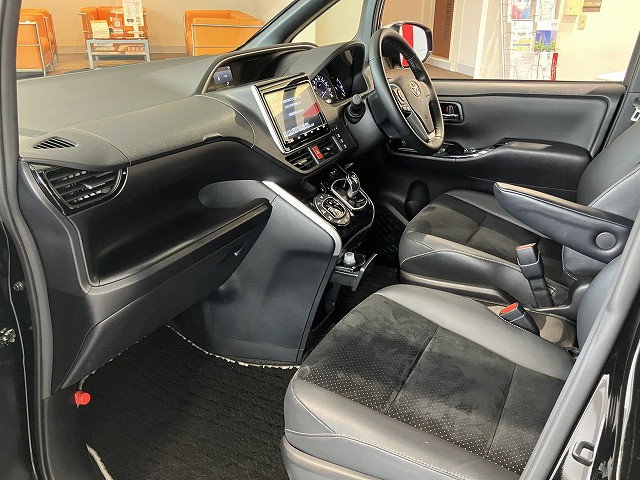 トヨタ ヴォクシー 1.8 ハイブリッド ZS 煌Ⅲの中古車