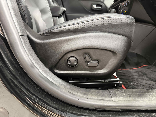 ジープ レネゲード リミテッドの中古車