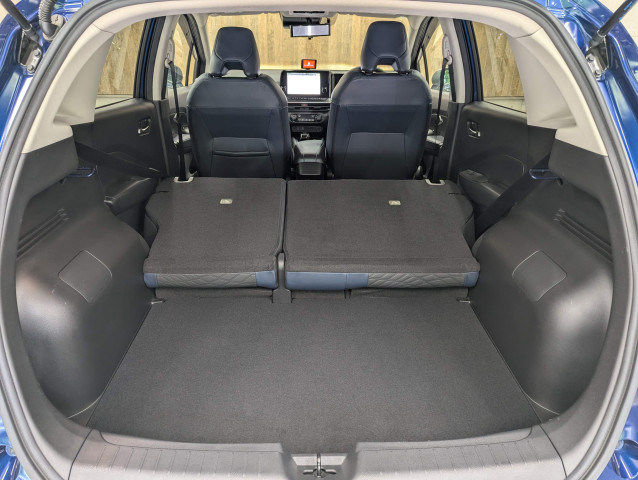 普段のお買い物や通勤、送迎等に十分な荷室スペースを確保しております。大きな荷物の積載も可能です♪