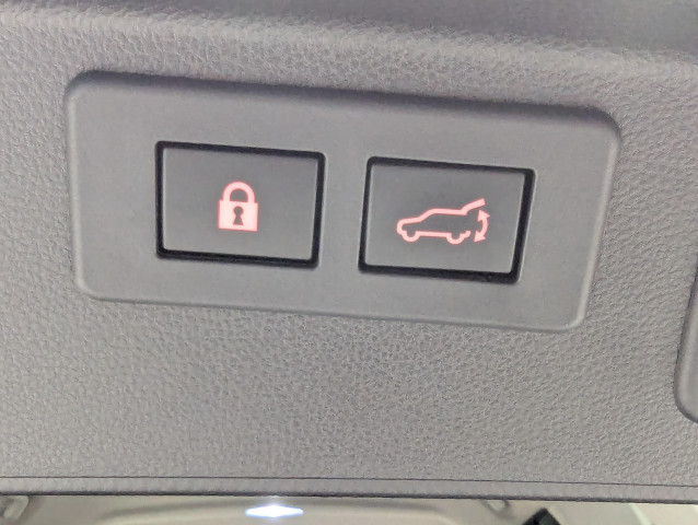 車の中からも、外からも、スマートキーからでも、自動でリアゲートが開閉！荷物を持っている時やお子様を抱っこしている時もとっても便利な機能です！