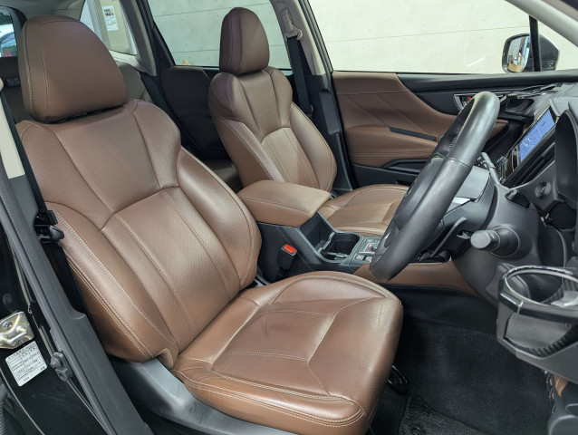 フロントシートは足元も広いです！乗り降りもしやすいですよ！写真では分かりにくい傷や汚れなど、気になる箇所があればいつでもお問い合わせください！