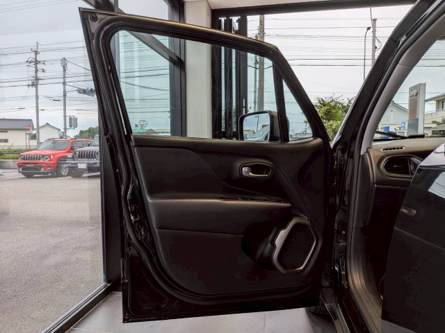 ジープ レネゲード リミテッドの中古車