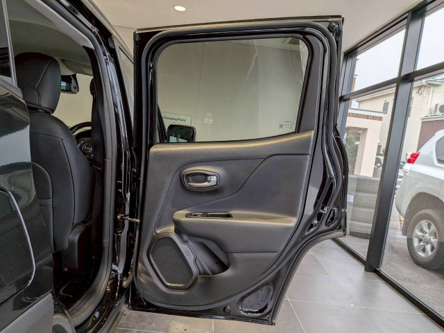 ジープ レネゲード リミテッドの中古車