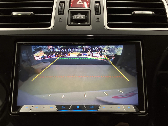 駐車時に後方がリアルタイム映像で確認できます。大型商業施設や立体駐車場での駐車時、夜間のバック時に大活躍です！運転スキルに関わらず、今や必須となった装備のひとつ！