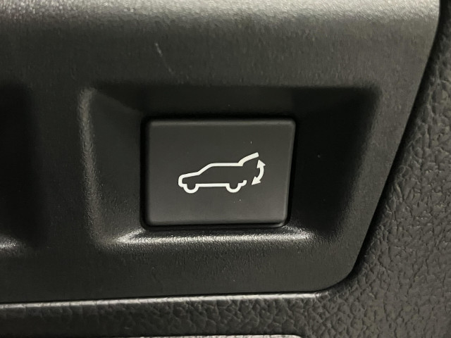 車の中からも、外からも、スマートキーからでも、自動でリアゲートが開閉！荷物を持っている時やお子様を抱っこしている時もとっても便利な機能です！