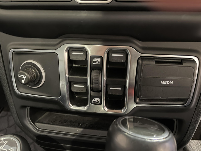 ジープ ラングラー アンリミテッド サハラ スカイワンタッチパワートップ 4WDの中古車