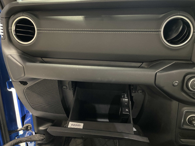 ジープ ラングラー アンリミテッド サハラ スカイワンタッチパワートップ 4WDの中古車