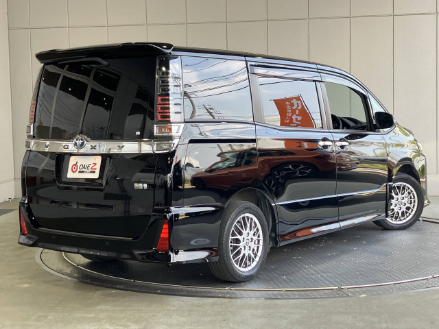 トヨタ ヴォクシー 1.8 ハイブリッド ZS 煌Ⅲの中古車