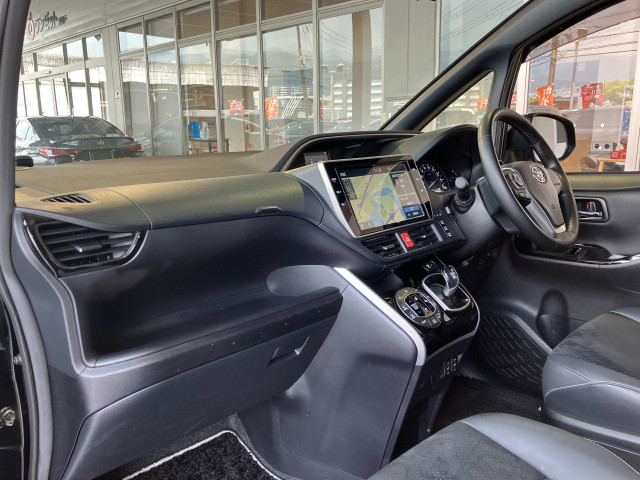 トヨタ ヴォクシー 1.8 ハイブリッド ZS 煌Ⅲの中古車