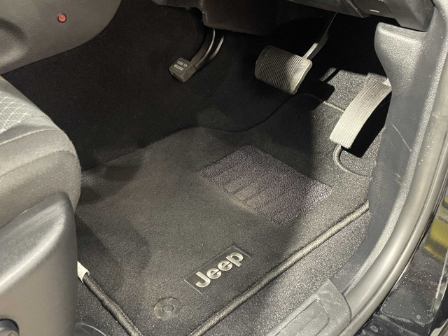 ジープ グランドチェロキー ラレード 4WDの中古車