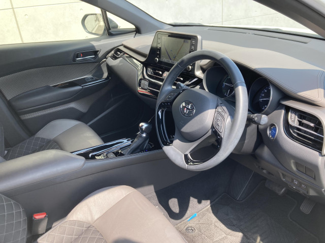 トヨタ C-HR ハイブリッド 1.8 Gの中古車