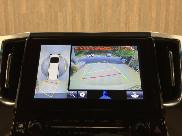駐車時に後方がリアルタイム映像で確認できます。大型商業施設や立体駐車場での駐車時、夜間のバック時に大活躍です！運転スキルに関わらず、今や必須となった装備のひとつ！