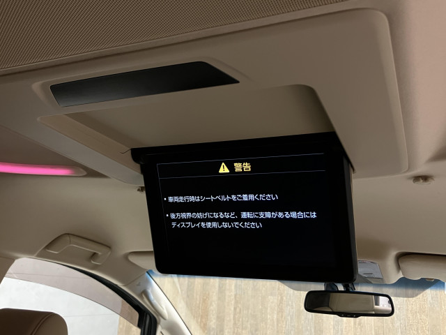 後席用フリップダウンモニター装備です！同乗者の方に喜ばれるのはもちろん、遠距離ドライブで退屈してしまうお子様にも超超オススメ♪