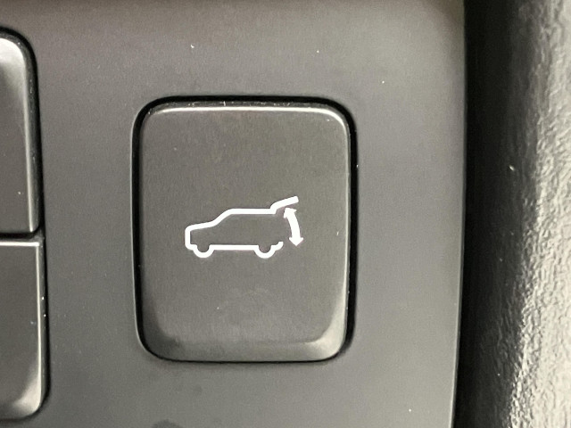 車の中からも、外からも、スマートキーからでも、自動でリアゲートが開閉！荷物を持っている時やお子様を抱っこしている時もとっても便利な機能です！