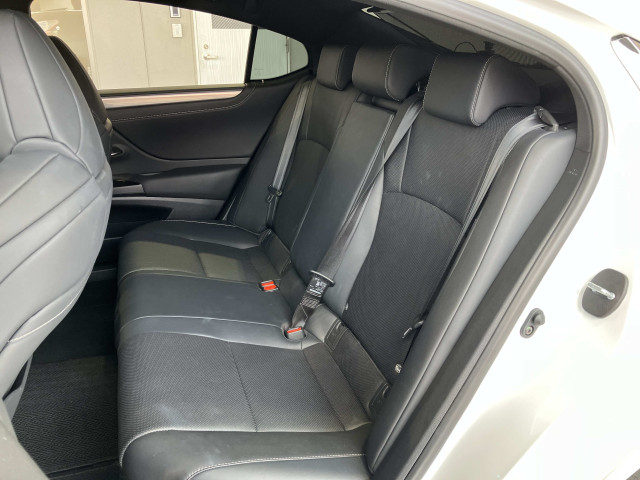レクサス ES 300h Fスポーツの中古車