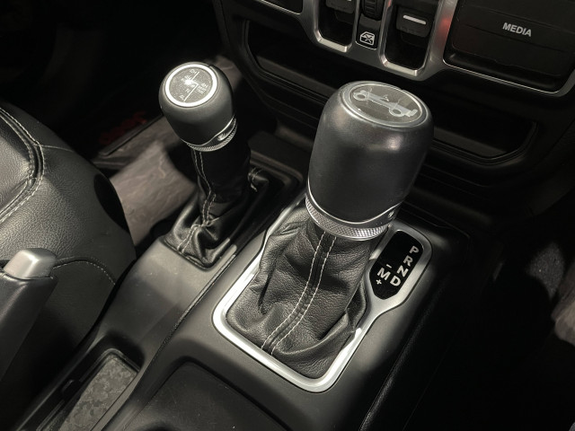 ジープ ラングラー アンリミテッド サハラ 3.6L 4WDの中古車
