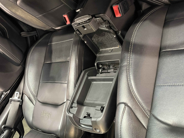 ジープ ラングラー アンリミテッド サハラ 3.6L 4WDの中古車