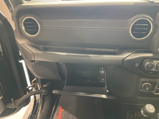 ジープ ラングラー アンリミテッド サハラ 3.6L 4WDの中古車