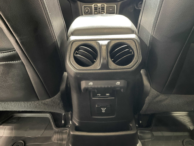 ジープ ラングラー アンリミテッド サハラ 3.6L 4WDの中古車