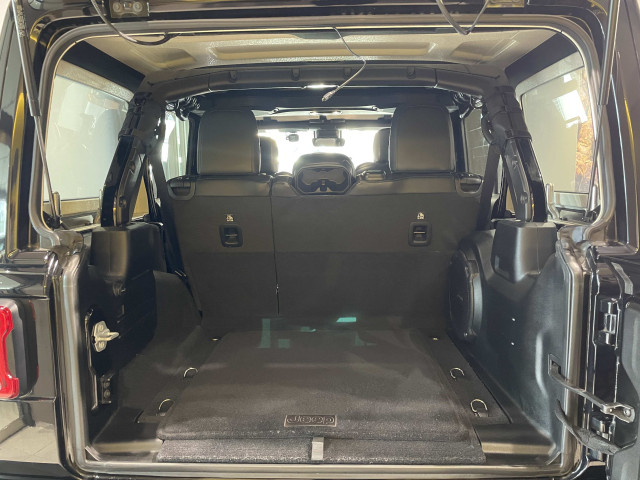 ジープ ラングラー アンリミテッド サハラ 3.6L 4WDの中古車