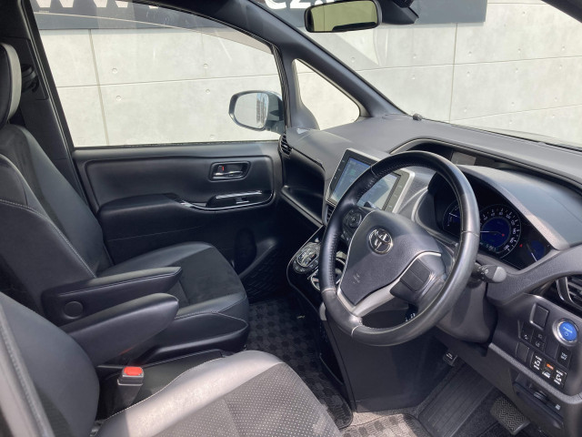 トヨタ ヴォクシー 1.8 ハイブリッド ZS 煌Ⅲの中古車