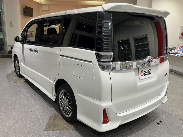 トヨタ ヴォクシー 1.8 ハイブリッド ZS 煌Ⅲの中古車