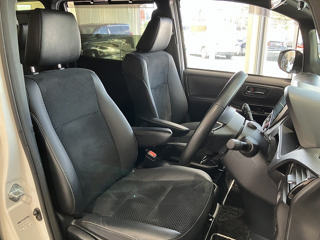 トヨタ ヴォクシー 1.8 ハイブリッド ZS 煌Ⅲの中古車