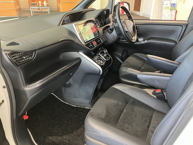 トヨタ ヴォクシー 1.8 ハイブリッド ZS 煌Ⅲの中古車