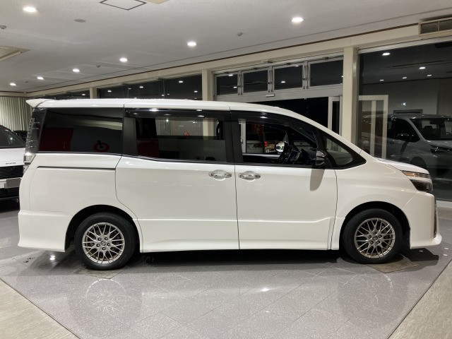 トヨタ ヴォクシー 1.8 ハイブリッド ZS 煌Ⅲの中古車