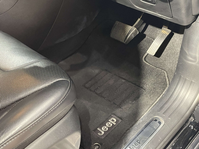 ジープ チェロキー リミテッド 4WDの中古車