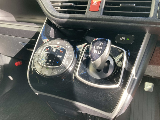 トヨタ ヴォクシー 1.8 ハイブリッド ZS 煌Ⅲの中古車